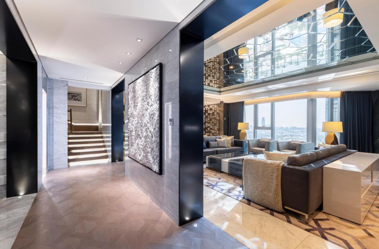 Al Bandar Rotana - Dubai Creek Hotel Exterior foto The interior of a duplex suite at The Ritz-Carlton, DIFC