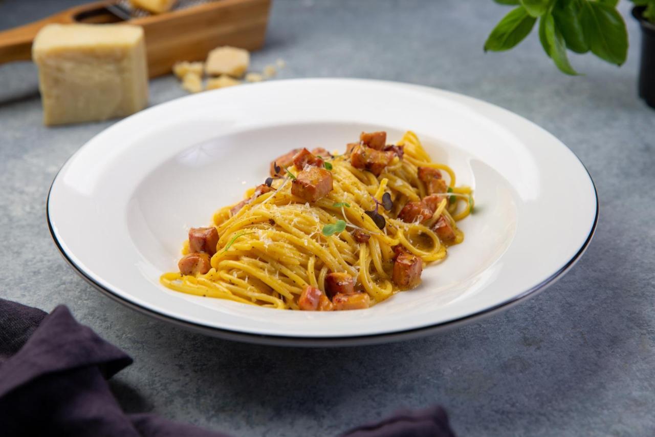 Al Bandar Rotana - Dubai Creek Hotel Exterior foto A plate of spaghetti alla carbonara