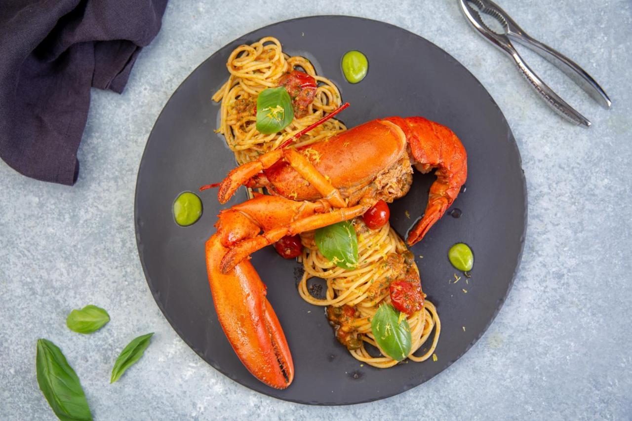 Al Bandar Rotana - Dubai Creek Hotel Exterior foto Spaghetti with lobster