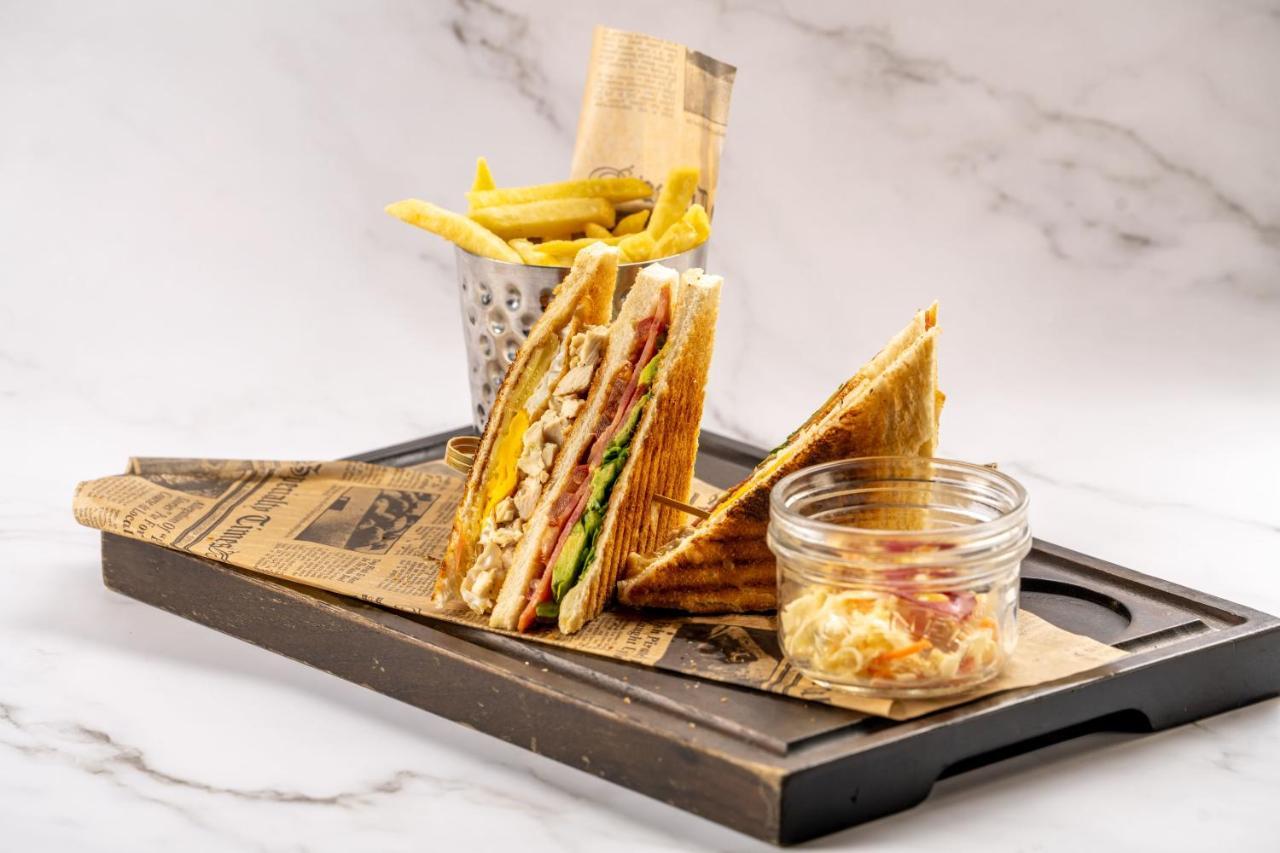 Al Bandar Rotana - Dubai Creek Hotel Exterior foto A club sandwich