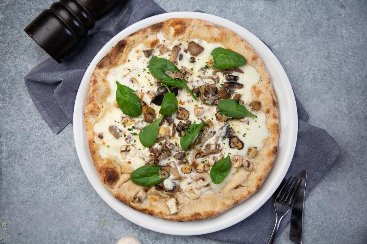 Al Bandar Rotana - Dubai Creek Hotel Exterior foto Pizza with ricotta and mushrooms