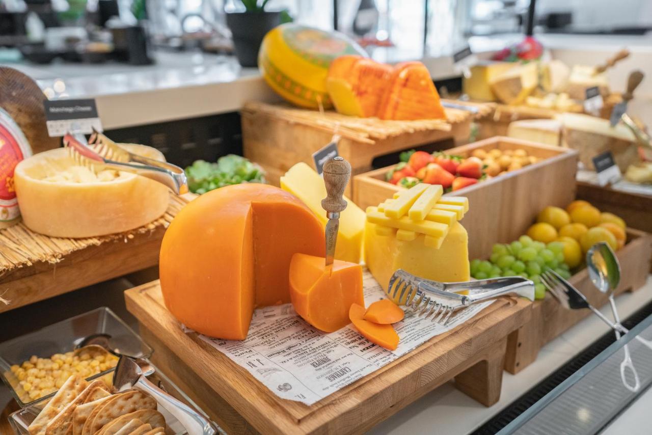 Al Bandar Rotana - Dubai Creek Hotel Exterior foto Cheese at a buffet