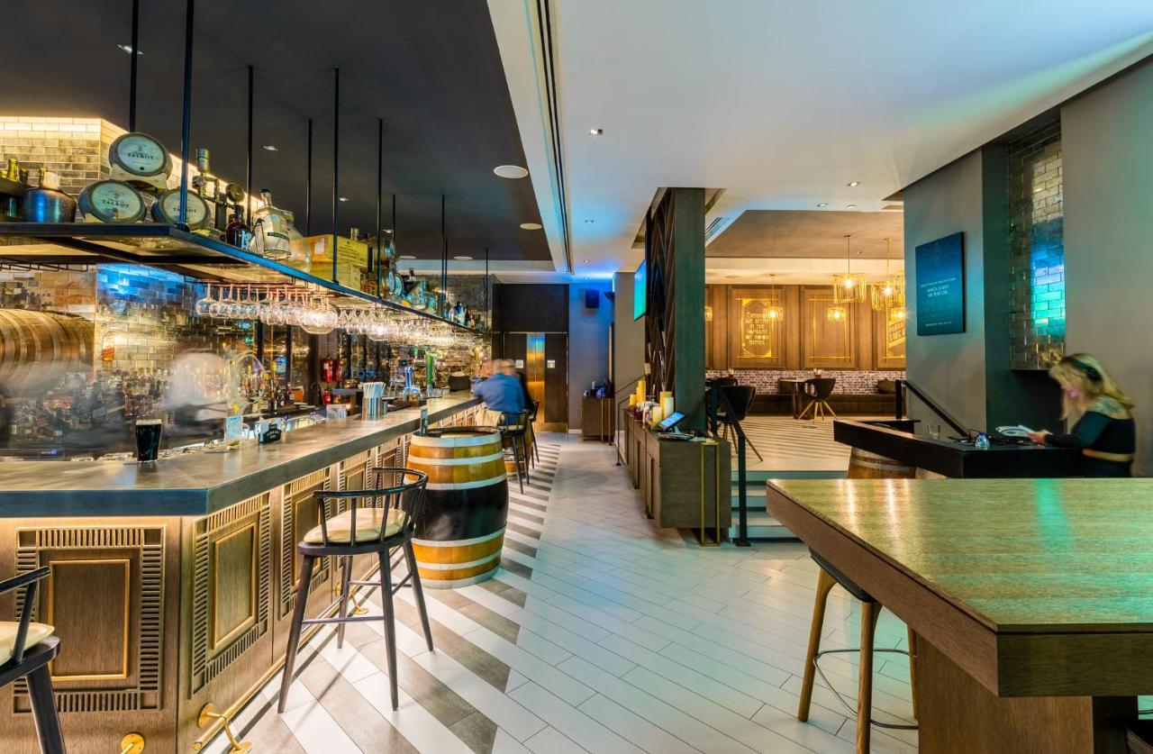 Al Bandar Rotana - Dubai Creek Hotel Exterior foto The bar at the London Edition