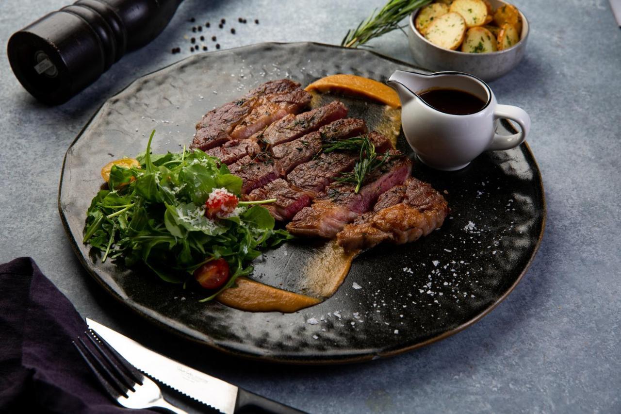 Al Bandar Rotana - Dubai Creek Hotel Exterior foto A steak prepared with a steak sauce