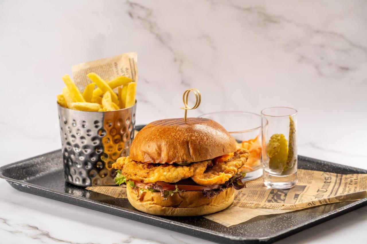 Al Bandar Rotana - Dubai Creek Hotel Exterior foto A chicken burger with chips